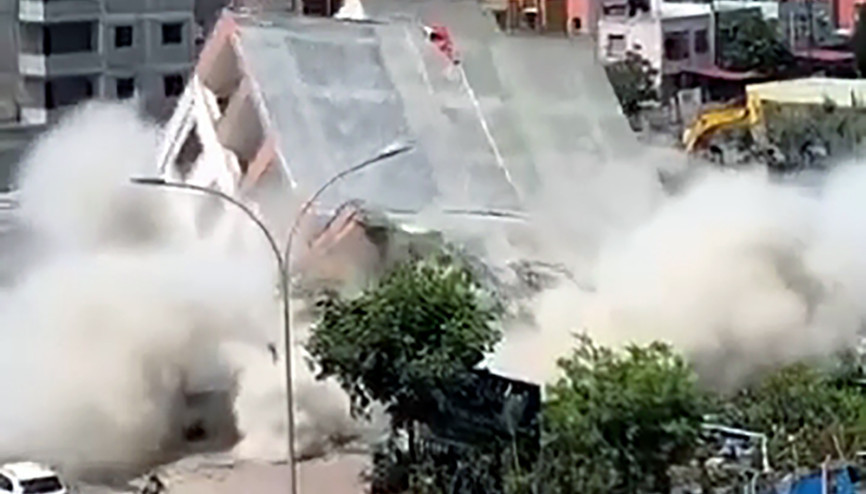 Apartmanın yıkımı sırasında, kaldırımdaki kadın enkaz altında kalmaktan son anda kurtuldu Apartmanın yıkımı sırasında, kaldırımdaki kadın enkaz altında kalmaktan son anda kurtuldu