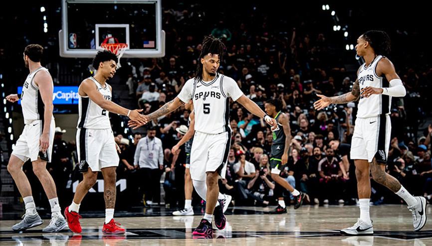 San Antonio Spurs 38 sayı fark attı, seriyi eşitledi