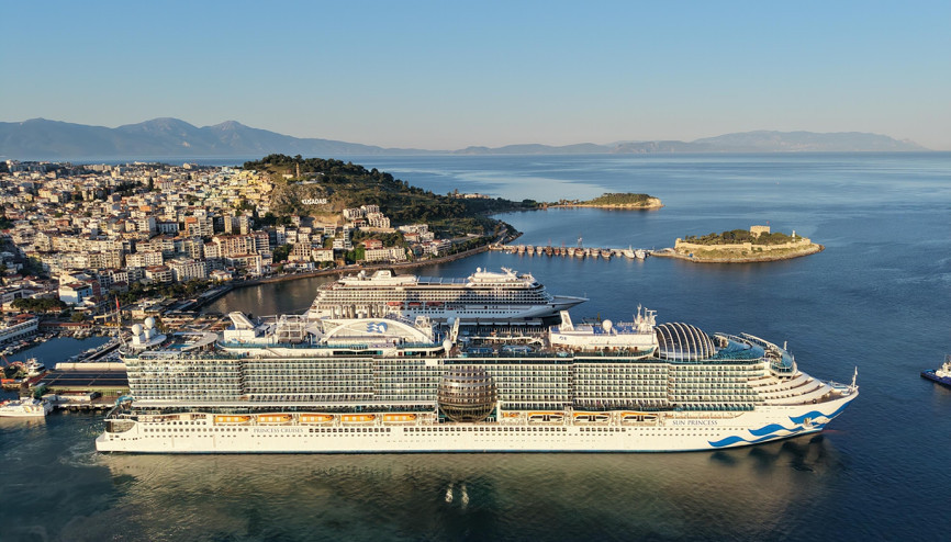 Kuşadasına 4 kruvaziyer ile denizden 10 bin 800 turist geldi