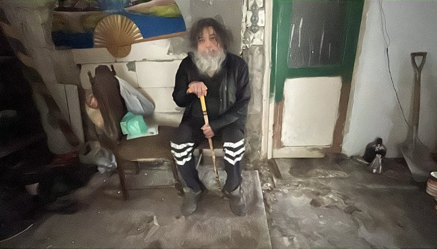 Çöp evden çıkarılıp, barınma merkezine yerleştirildi; görünümü değişti