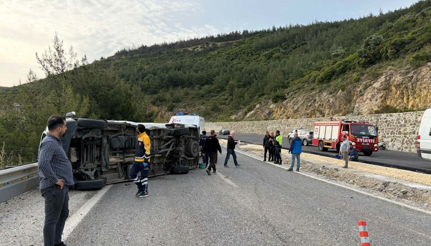 Kuşadasında otomobil ile minibüs çarpıştı: 12 yaralı