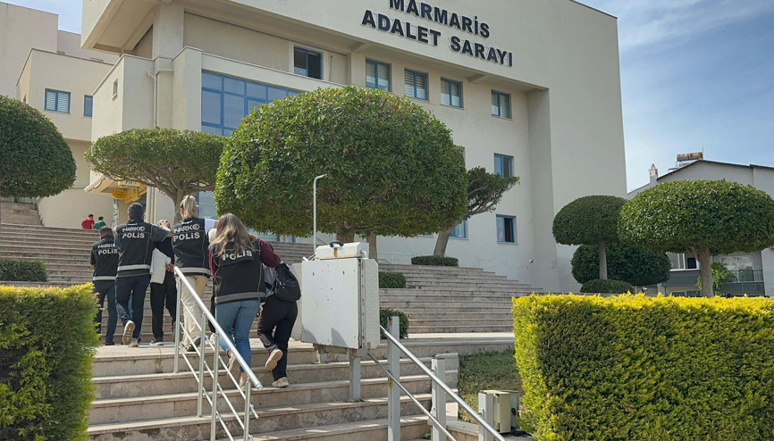 Marmariste otomobilde uyuşturucu ele geçirildi; 4 tutuklama Marmariste otomobilde uyuşturucu ele geçirildi; 4 tutuklama