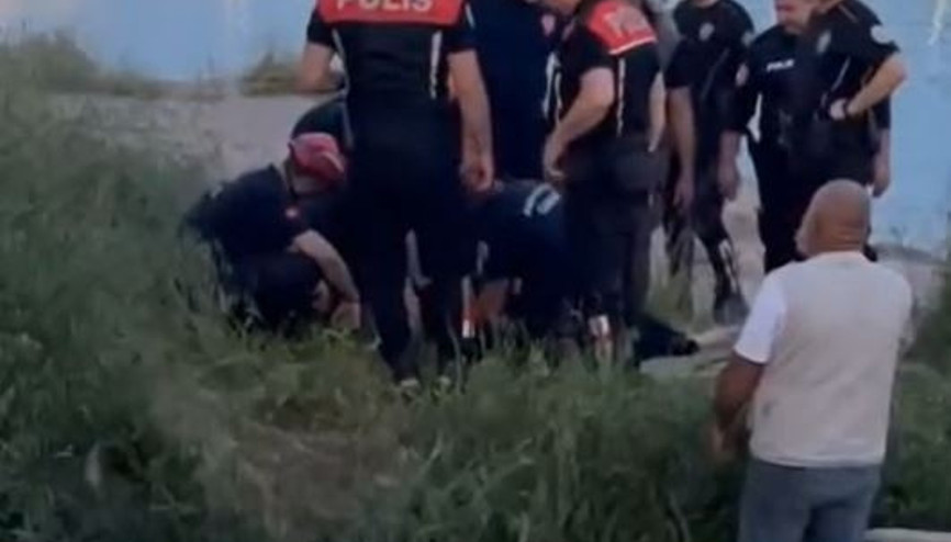 Seyhan Nehrie düşen kadını tekneyle açılan vatandaşlar kurtardı Seyhan Nehrie düşen kadını tekneyle açılan vatandaşlar kurtardı