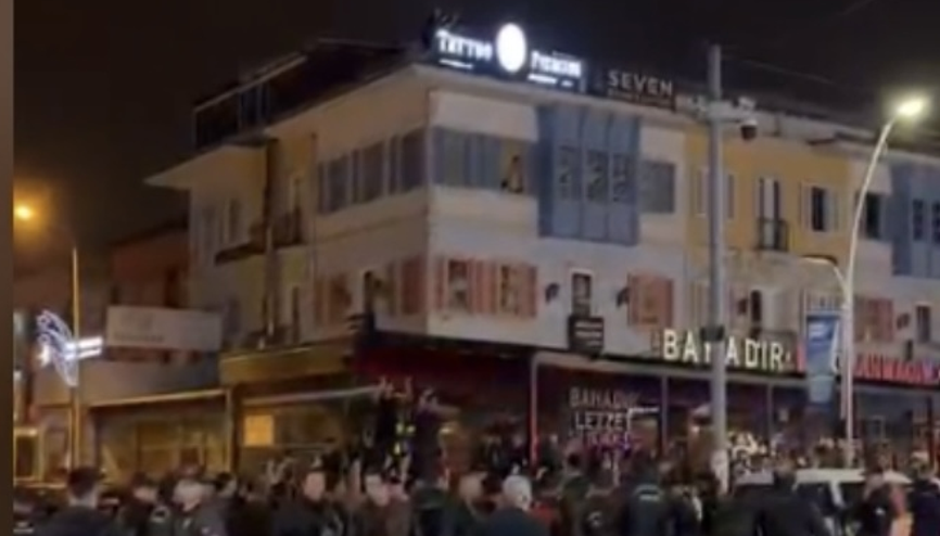 Sakarya’da, Galatasarayın şampiyonluk kutlamalarına Sakaryaspor taraftarlarından tepki Sakarya’da, Galatasarayın şampiyonluk kutlamalarına Sakaryaspor taraftarlarından tepki