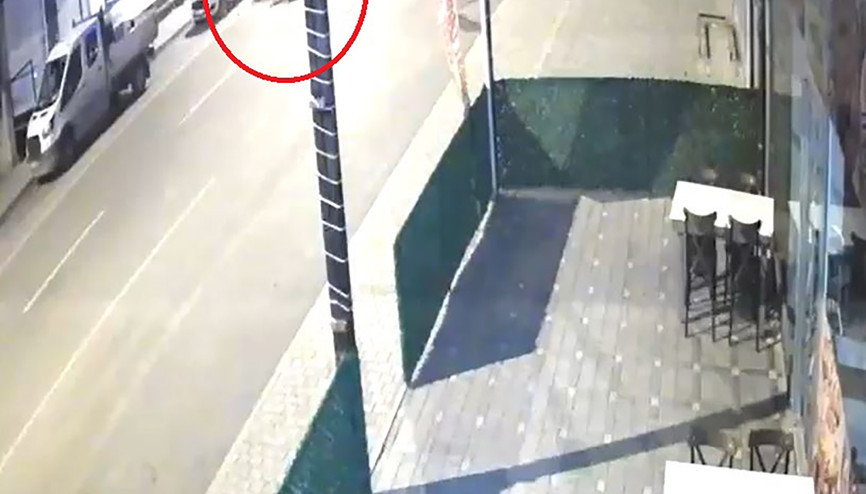 Alkollü sürücünün kullandığı otomobil ile motosiklet çarpıştı; kaza kamerada Alkollü sürücünün kullandığı otomobil ile motosiklet çarpıştı; kaza kamerada