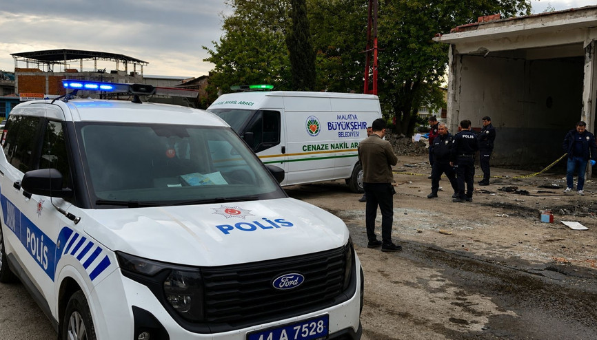 Elektrik direğinden düşüp öldü; olay kamerada