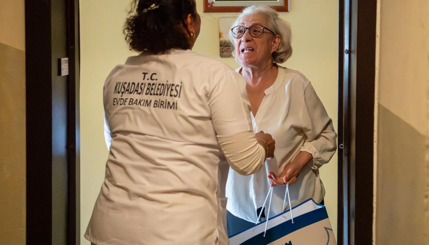 Kuşadası Belediyesinden Anneler Günü ziyareti