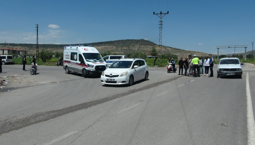 Kilis’te otomobil ile çarpışan motosikletteki 2 kişi yaralandı