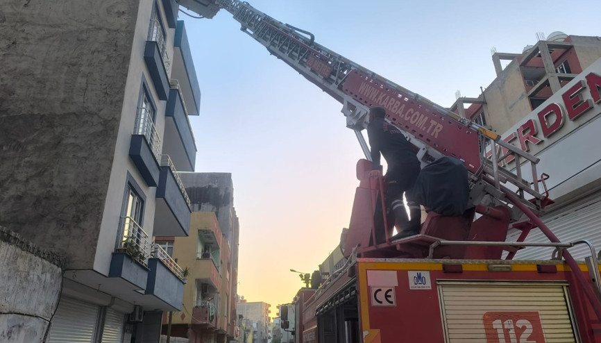 Mardin’de 3 katlı evin çatı katında yangın