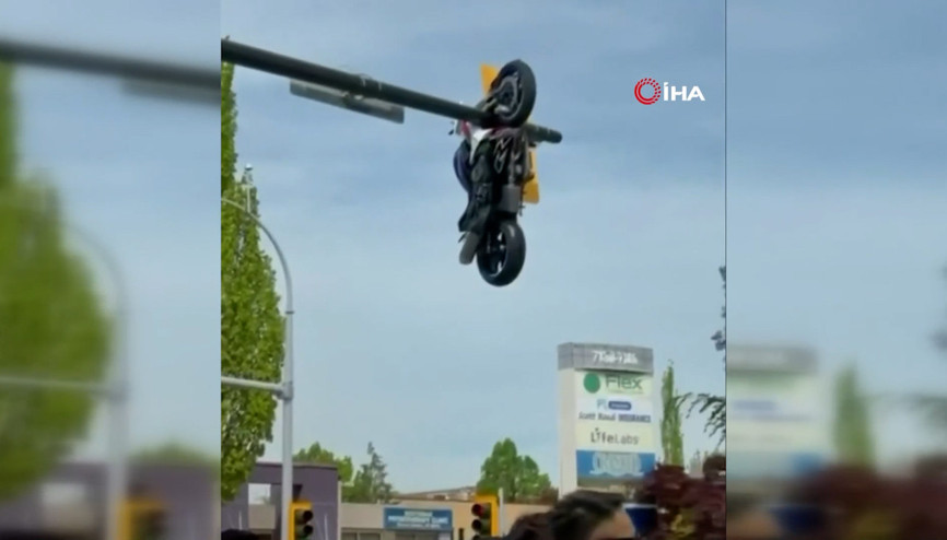Kazada savrulan motosiklet trafik ışıklarında asılı kaldı