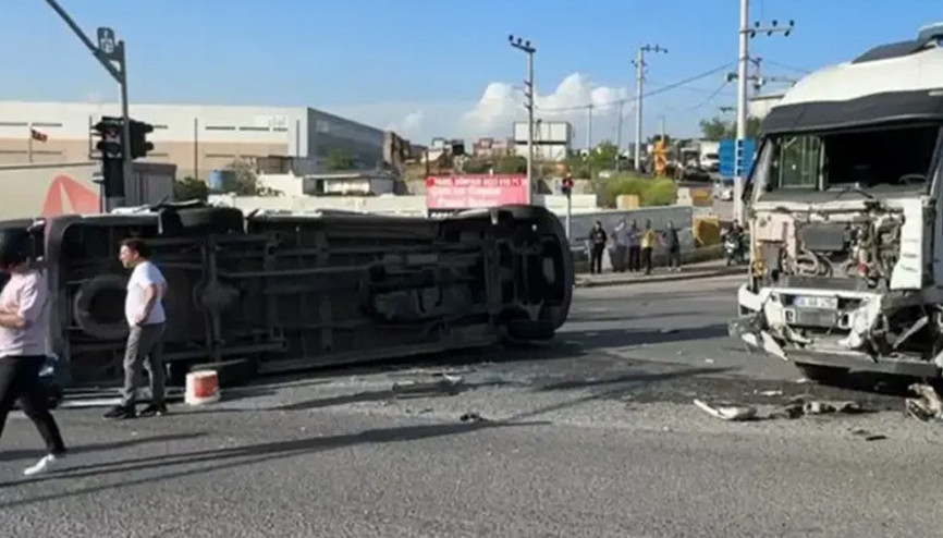TIR ile çarpışan işçi servisi devrildi: 8 yaralı