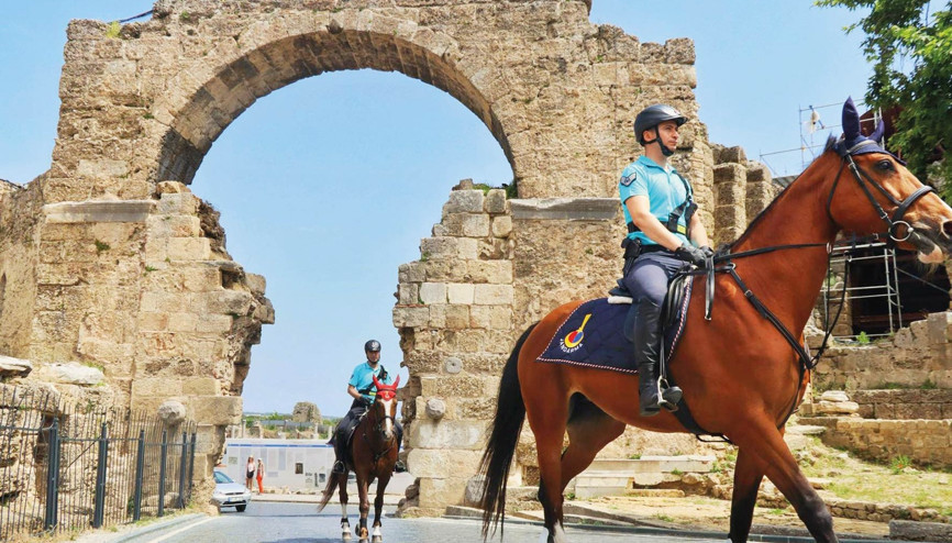Antik kentin atlıları