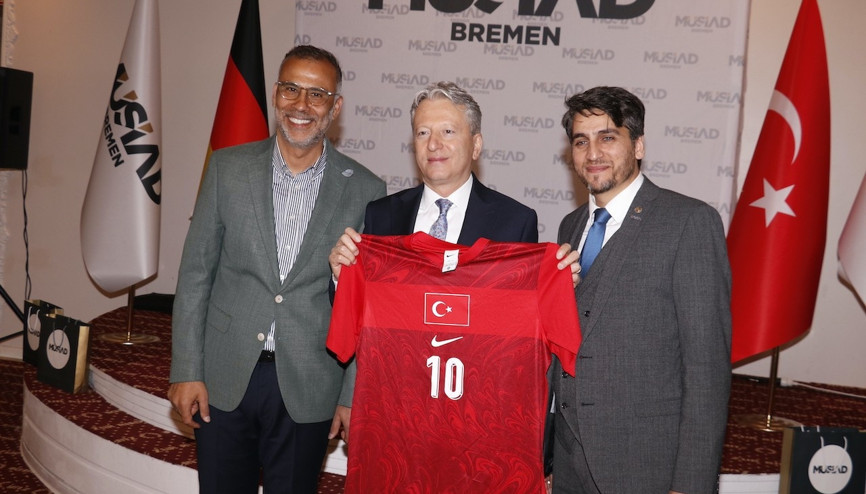 Başkonsolosa Ay-Yıldızlı forma sürprizi