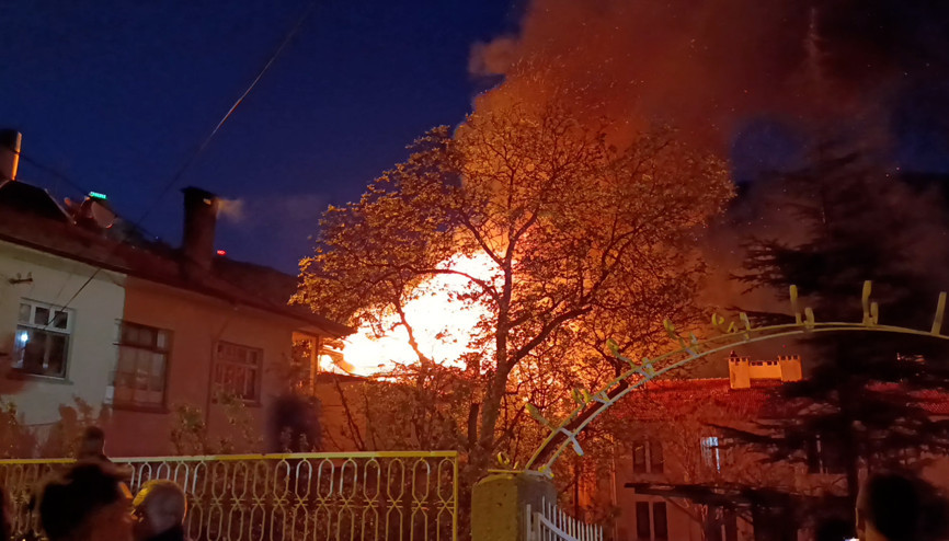 Karamanda çıkan yangında 2 ev kullanılamaz hale geldi Karamanda çıkan yangında 2 ev kullanılamaz hale geldi