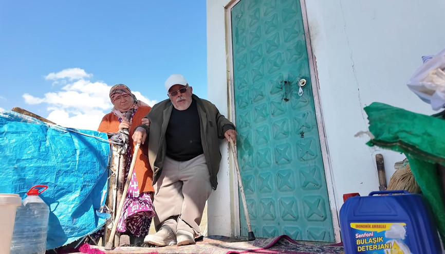Bedensel engelli eşiyle tek göz evde 40 yıllık sevgi nöbeti