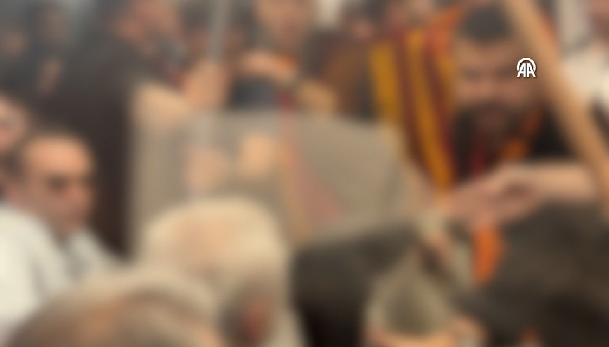 İstanbulda metroda bir kişiyi darbeden 2 taraftar yakalandı