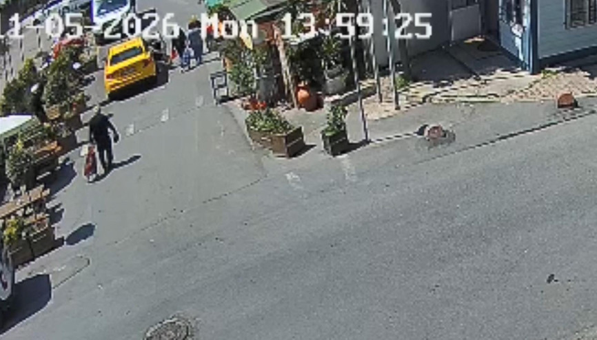 Şişli’de 79 yaşındaki kadın geri manevra yapan taksinin altında kaldı; yardımına çevredekiler koştu Şişli’de 79 yaşındaki kadın geri manevra yapan taksinin altında kaldı; yardımına çevredekiler koştu