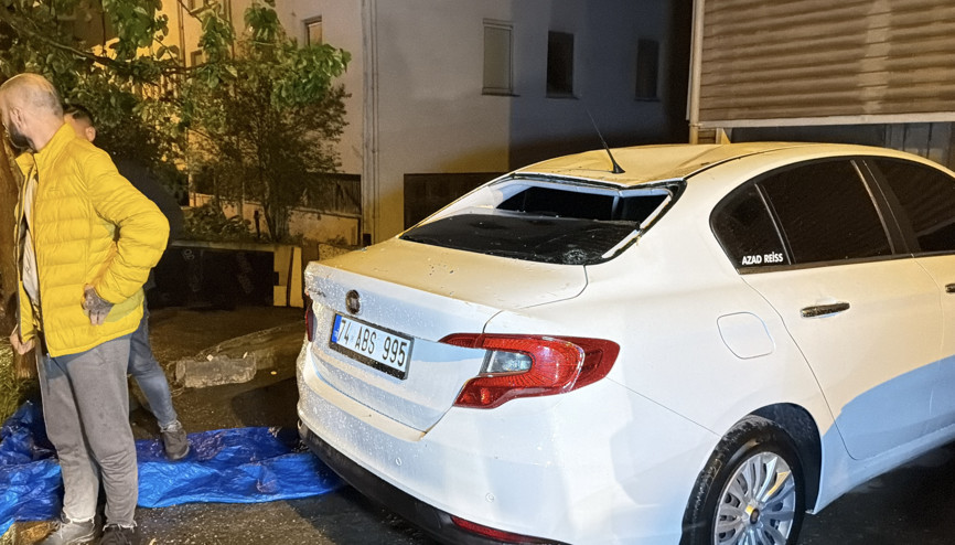 Bartında şiddetli rüzgar çatıyı uçurdu