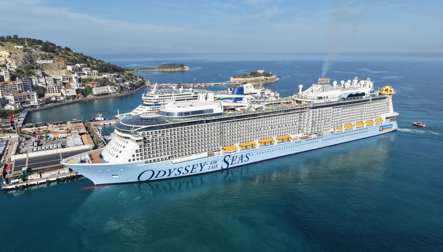 Kuşadası’na 3 kruvaziyer gemisi 9 bin 132 turist getirdi