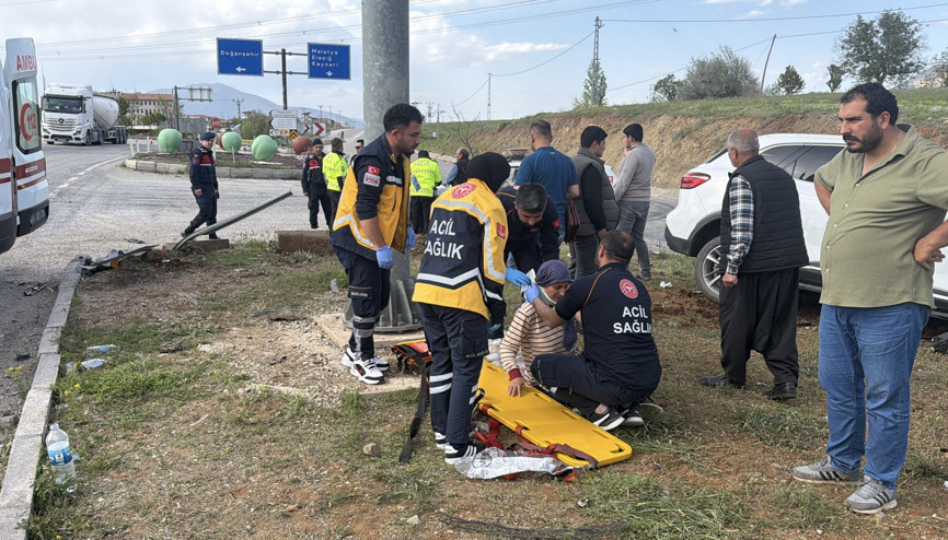 Malatyada iki otomobil, kavşakta çarpıştı: 3 yaralı