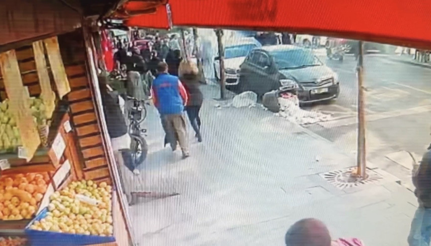 Kağıthanede kalp krizi geçiren sürücü park halindeki araçlara çarptı