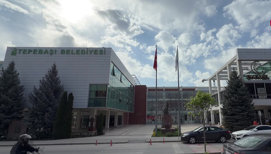 Tepebaşı Belediyesine yolsuzluk operasyonu: Başkan yardımcıları da gözaltında