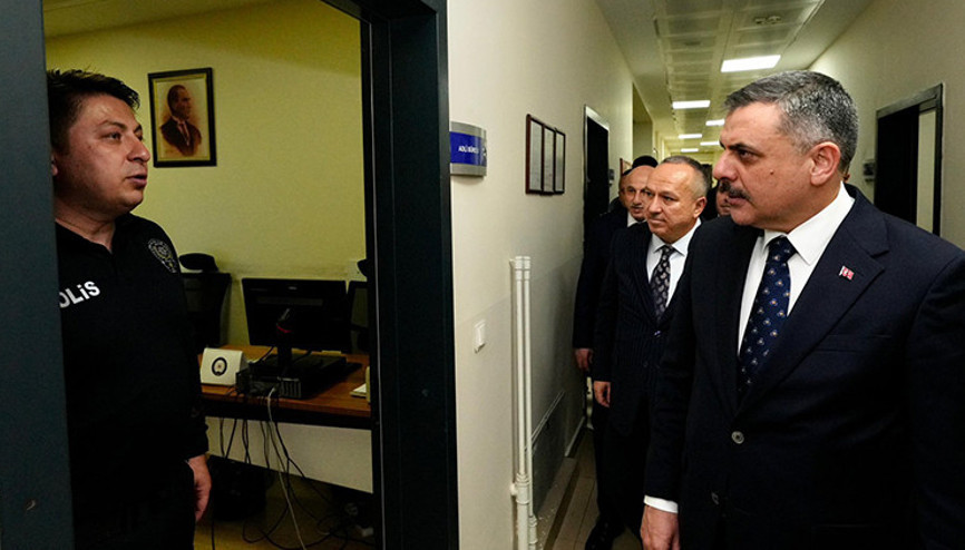 Bakan Çiftçiden polis merkezi amirliğine ziyaret