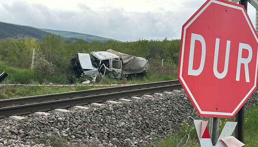 Tren kamyonete çarptı: 1 ölü, 3 yaralı