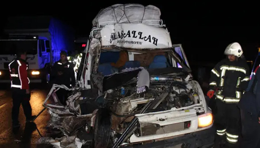 Tarım işçilerini taşıyan minibüs TIR’a arkadan çarptı: 12 yaralı