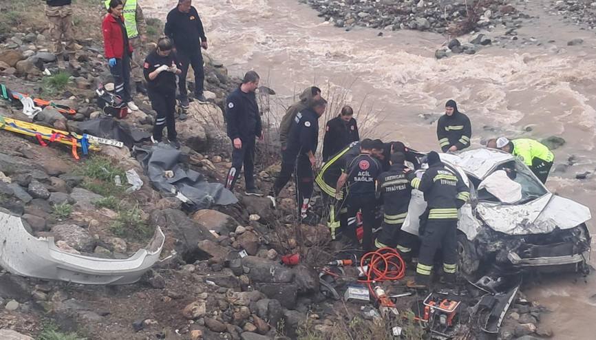 Erzincanda otomobil, dereye yuvarlandı; 2 ölü, 1 yaralı