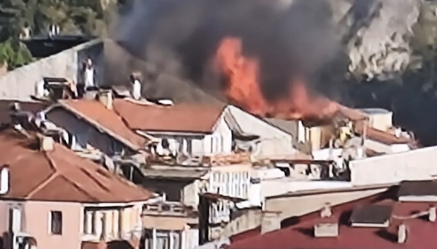 5 katlı binanın çatısı yandı