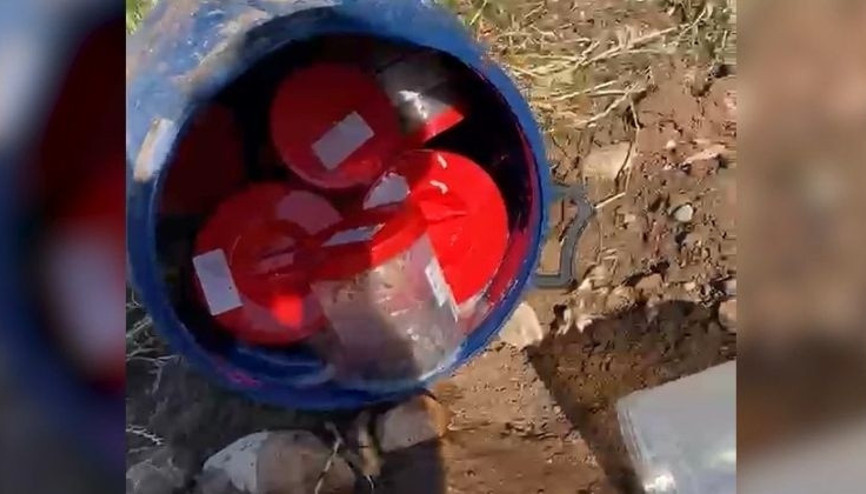 Mezarlıkta dehşete düşüren görüntü… Plastik varilde 21 insan cenini bulundu Mezarlıkta dehşete düşüren görüntü… Plastik varilde 21 insan cenini bulundu