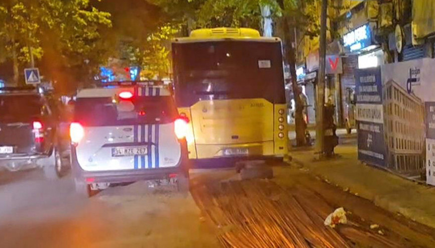 Yolda bulunuyordu, İETT otobüsünün altını delip içeri girdi: 1 yolcu yaralandı