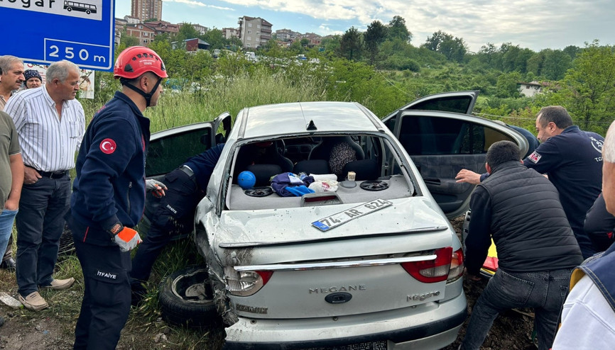 TIR, otomobille çarpıştıktan sonra devrildi: 6 yaralı