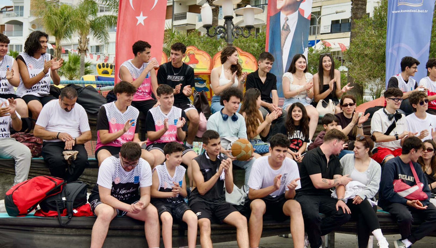Kuşadasında 19 Mayıs coşkusu