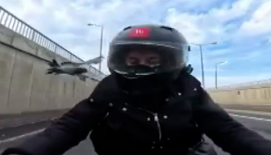 Seyir halindeki motosikletin sürücüsünün kaskına güvercin çarptı