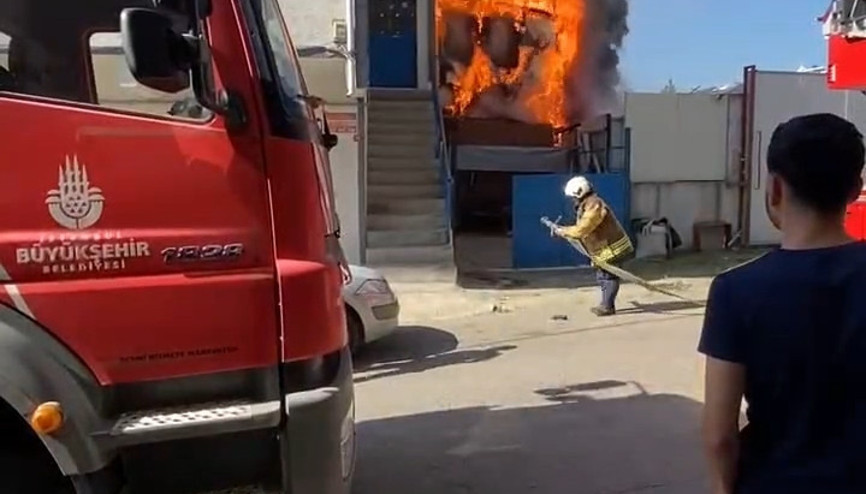 Pendik’te 2 katlı binada çıkan yangın söndürüldü; 1 kişi dumandan etkilendi Pendik’te 2 katlı binada çıkan yangın söndürüldü; 1 kişi dumandan etkilendi