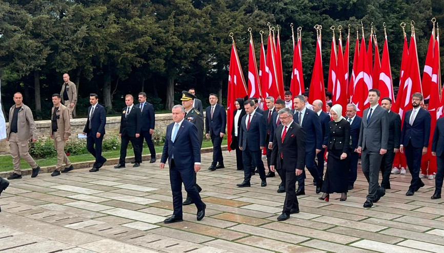 Bakan Bak, gençler ve sporcularla birlikte Anıtkabirde