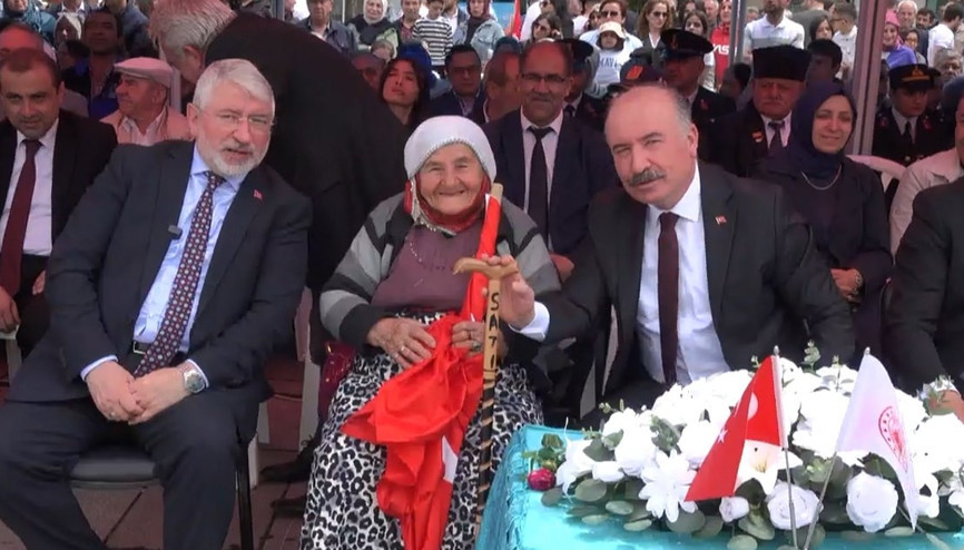 Çorumda 90 yaşındaki kadın, marşlarla bayramı kutladı