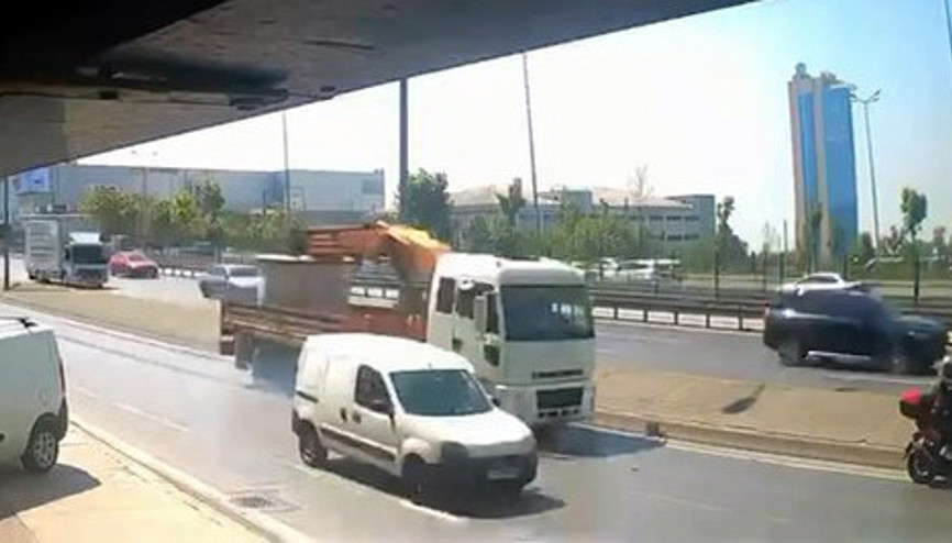 Avcılarda sol şeritte bekleyen motosiklete, TIR çarptı: 2 yaralı