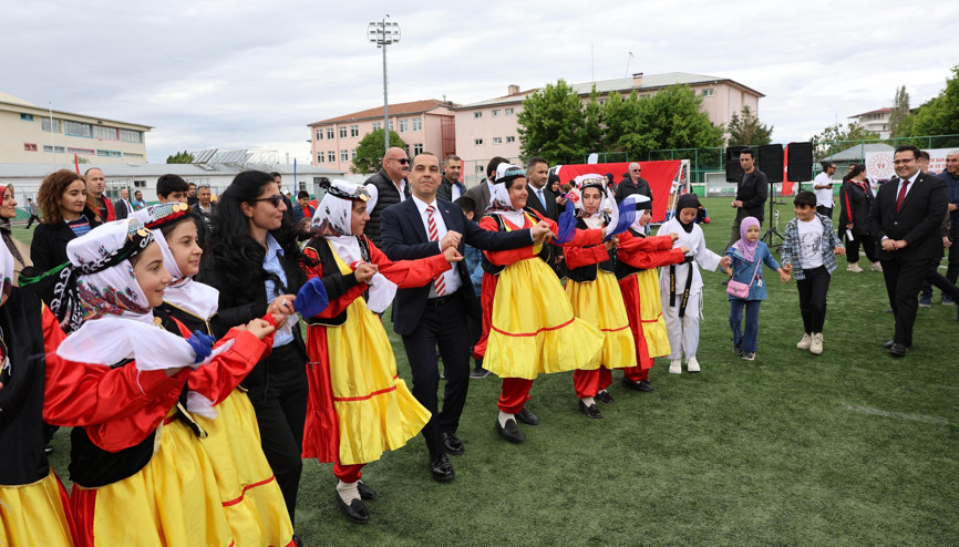 Iğdır Valisi Taşolar, gençlerle Kafkas oyunu oynadı, halay çekti