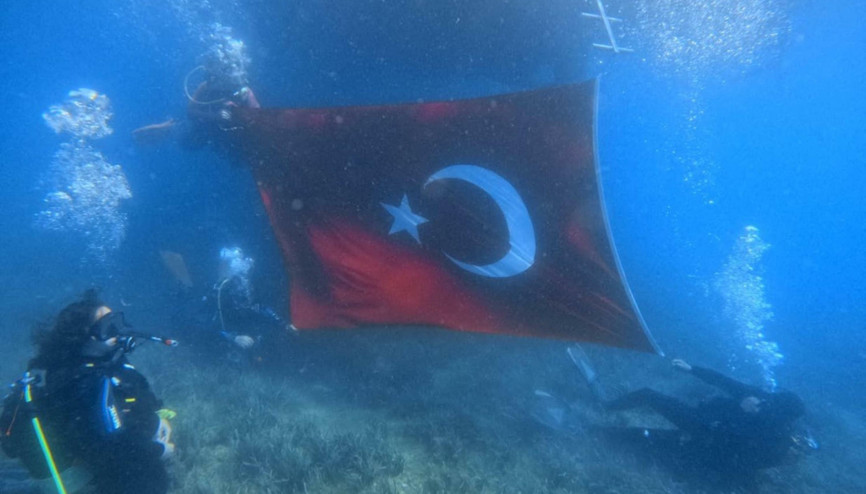 Ayvalıkta 19 Mayısta Türk bayrağı ile saygı dalışı