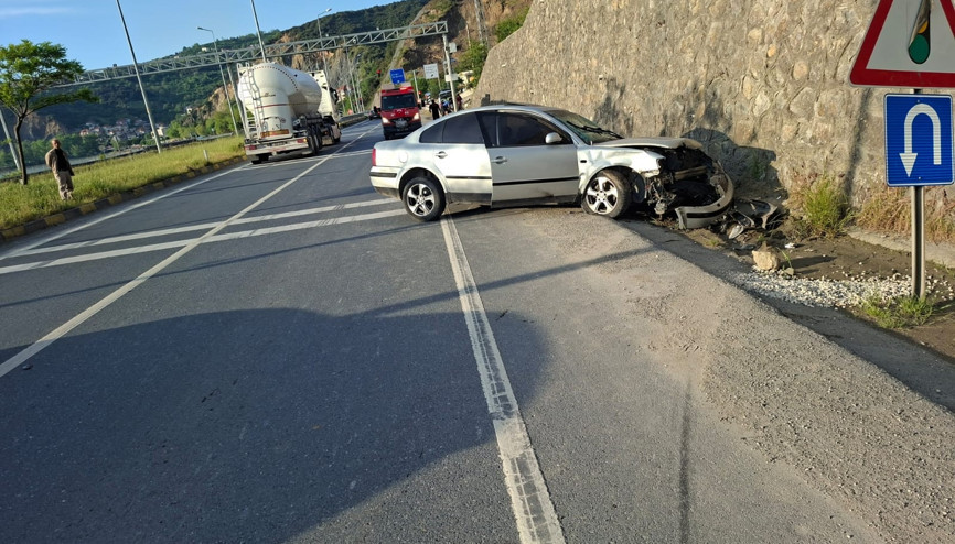 Alkollü otomobil, sürücüsü duran otomobile çarptı: 5 yaralı