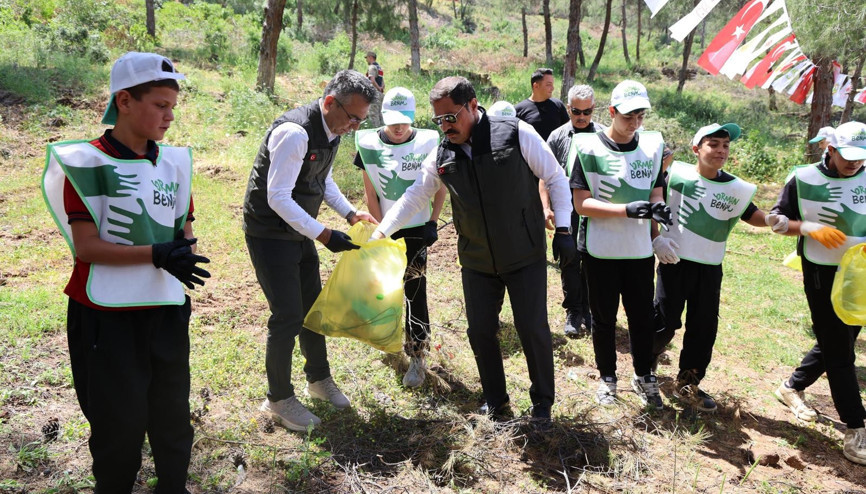 Hatay Valisi Masatlı, gençlerle birlikte ormanda çevre temizliği yaptı