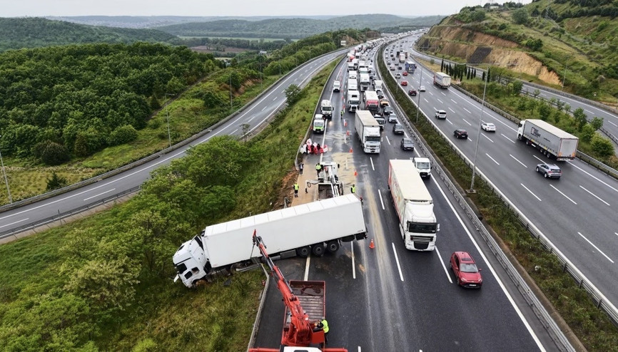 Beykozda zincirleme kaza Bariyerleri aşan TIR yolun dışına çıktı