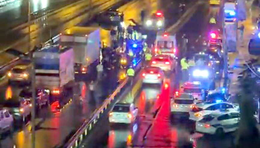 Küçükçekmecede kazaya müdahale eden trafik polisine otomobil çarptı