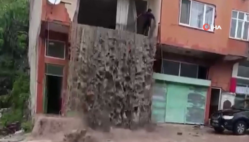 Orduda sel suları evin balkonundan şelale gibi aktı