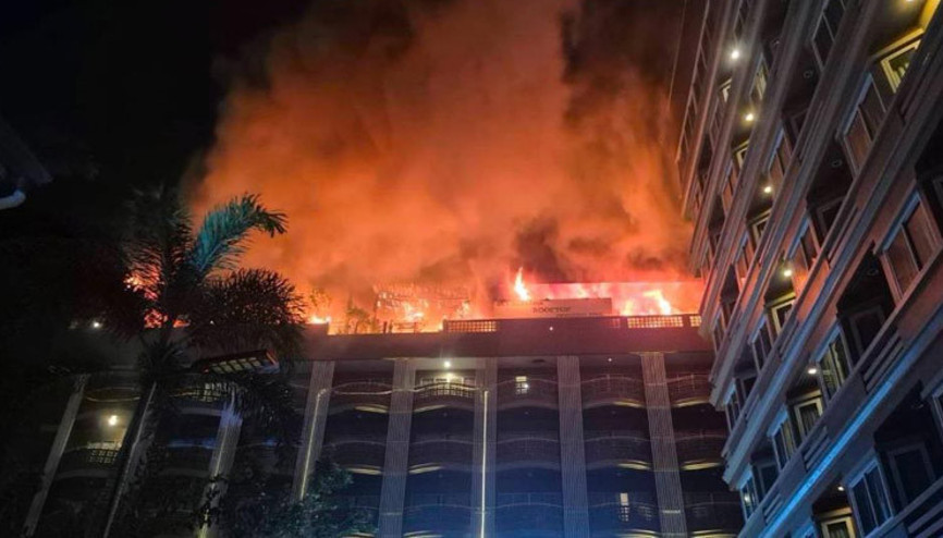 Turistik kentte otel yandı: Yüzlerce kişi tahliye edildi