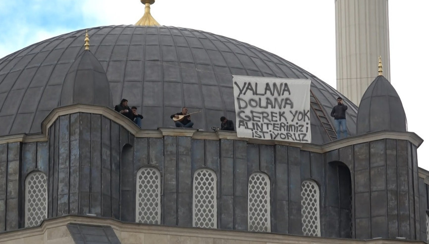 İşçilerden caminin kubbesinde sazlı türkülü ücret protestosu