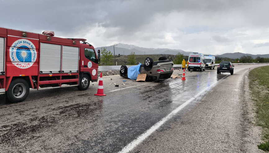 Antalyada otomobil, takla attı; evli çift öldü, 2 yaralı Antalyada otomobil, takla attı; evli çift öldü, 2 yaralı